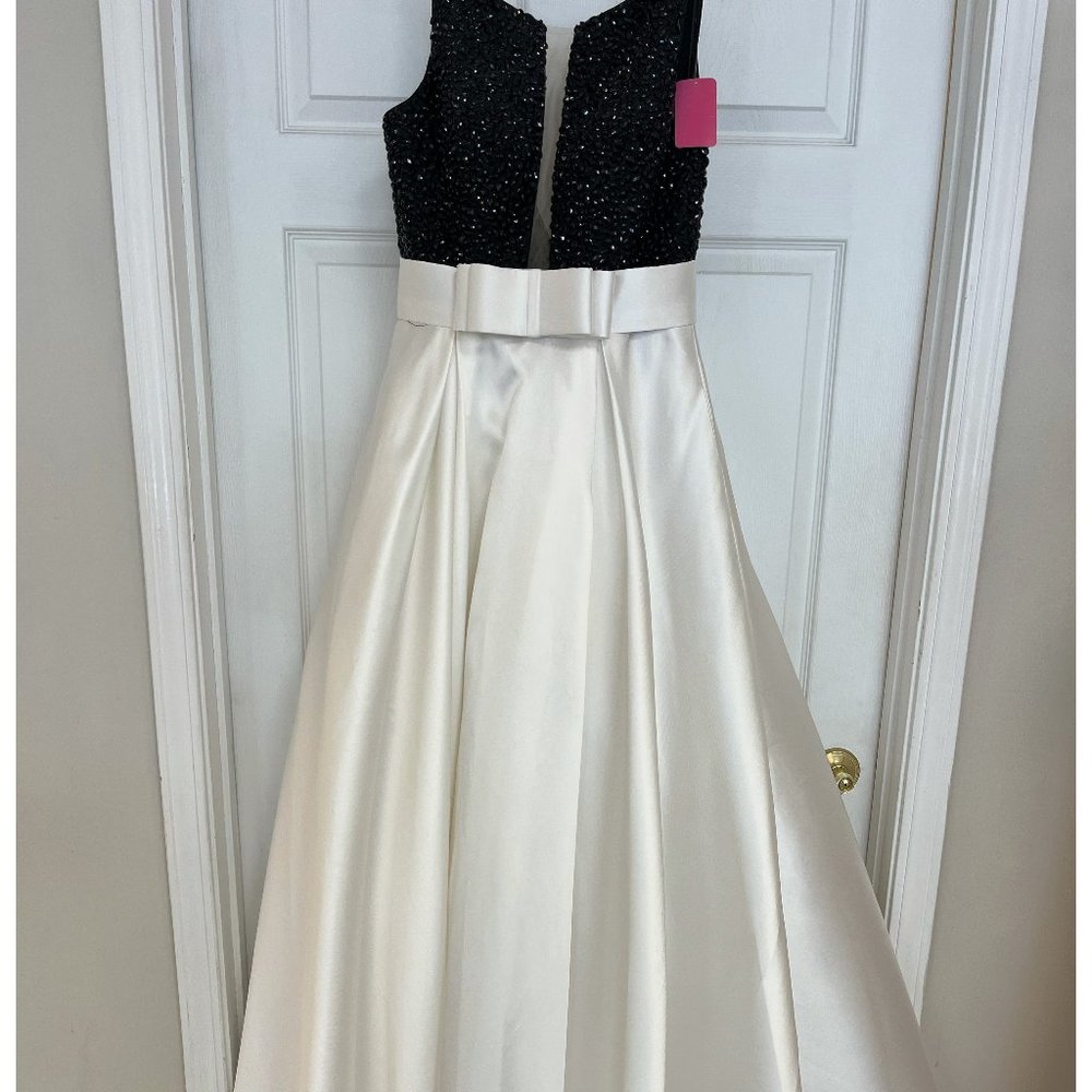 Jovani 38130 Ivory/Black SZ: 4